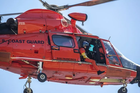 Phi hành đoàn trực thăng của Lực lượng Bảo vệ Bờ biển Hoa Kỳ tìm kiếm người mất tích trong vụ máy bay gặp nạn. (Nguồn: Los Angeles Times)