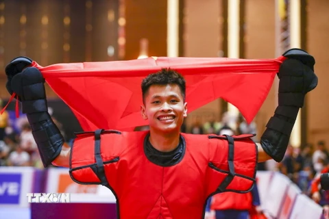 Vận động viên Bùi Đình Quyết giành huy chương Vàng môn Arnis ở hạng cân 60,1-65kg. Đây là huy chương Vàng đầu tiên của đội tuyển Arnis Việt Nam tại SEA Games 32. (Ảnh: TTXVN)