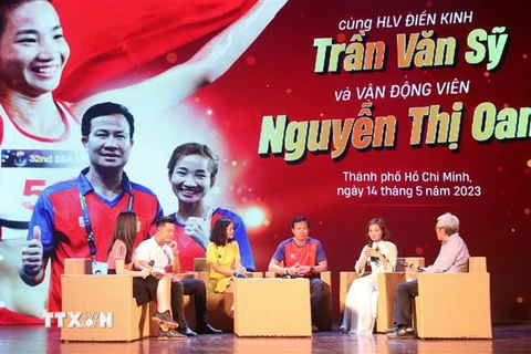 Vận động viên Nguyễn Thị Oanh cùng các khách mời giao lưu tại chương trình. (Ảnh: Thu Hương/TTXVN)