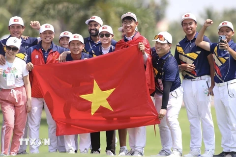 Đội tuyển Golf Việt Nam ăn mừng với huy chương Vàng của vận động viên Lê Khánh Hưng. (Ảnh: TTXVN)