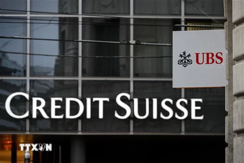 Logo các 'đại gia' ngân hàng Thụy Sĩ UBS và Credit Suisse tại Basel. (Ảnh: AFP/TTXVN)