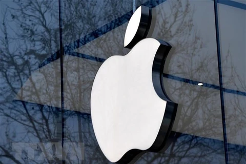 Biểu tượng của Apple tại một cửa hàng. (Ảnh: AFP/TTXVN)