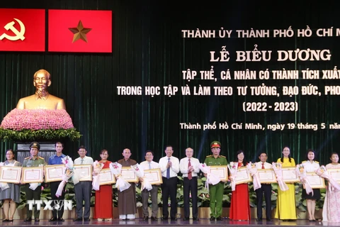 Ông Phan Văn Mãi, Chủ tịch UBND Thành phố Hồ Chí Minh trao bằng khen cho các cá nhân, tập thể có thành tích xuất sắc trong học tập và làm theo tư tưởng, đạo đức, phong cách Hồ Chí Minh năm 2022-2023. (Ảnh: Thu Hương/TTXVN)