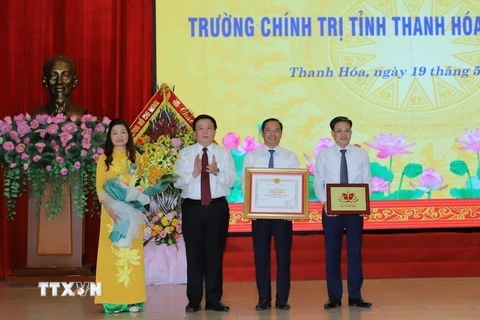 Ông Nguyễn Xuân Thắng trao bằng công nhận Trường Chính trị tỉnh Thanh Hóa đạt chuẩn mức 1. (Ảnh: Trịnh Duy Hưng/TTXVN)