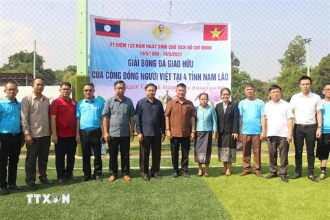 Các đại biểu chụp ảnh chung tại Lễ khai mạc Giải Bóng đá giao hữu giữa 4 Hội người Việt Nam tại Nam Lào năm 2023. (Ảnh: TTXVN phát)