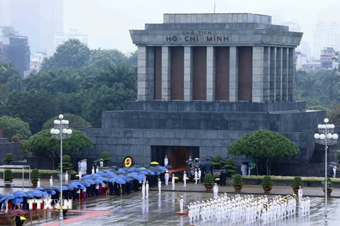 Các đại biểu vào Lăng viếng Chủ tịch Hồ Chí Minh. Ảnh: An Đăng - TTXVN