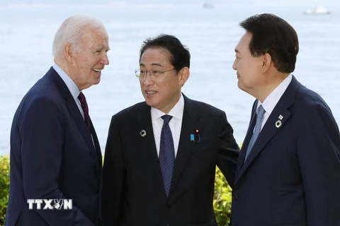 Tổng thống Mỹ Joe Biden, Thủ tướng Nhật Bản Fumio Kishida và Tổng thống Hàn Quốc Yoon Suk-yeol tại cuộc gặp bên lề Hội nghị thượng đỉnh G7 ở Hiroshima (Nhật Bản) ngày 21/5/2023. (Ảnh: Kyodo/TTXVN)