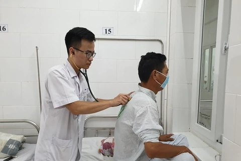 Điều trị cho bệnh nhân sốt xuất huyết. (Ảnh: PV/Vietnam+)