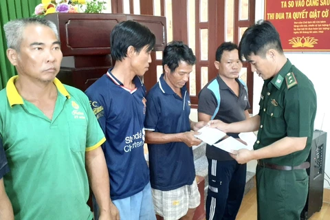 Cán bộ Đồn Biên phòng Bến Đá tặng quà 14 ngư dân bị nạn. (Nguồn: Báo Bà Rịa-Vũng Tàu)