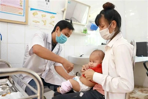 Tiêm vaccine cho trẻ nhỏ. (Nguồn: TTXVN)