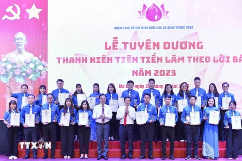 Ban tổ chức trao Chứng nhận thanh niên tiên tiến làm theo lời Bác năm 2023 cho các đoàn viên. (Ảnh: Minh Đức/TTXVN)