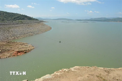 Hồ chứa Buôn Tua Srah (dung tích 520 triệu m3) có chức năng điều tiết hệ thống thủy điện bậc thang trên sông Srêpốk nhưng mực nước xuống thấp do nắng nóng kéo dài trong thời gian vừa qua. (Ảnh: Tuấn Anh/TTXVN)