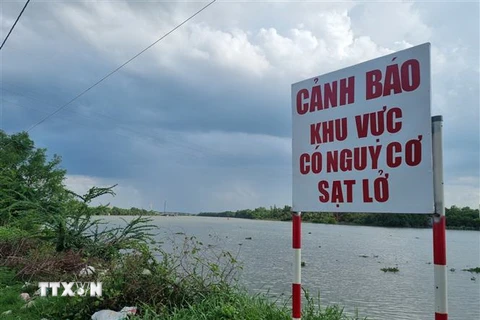 Chính quyền địa phương xã Phước Lại, huyện Cần Giuộc, tỉnh Long An cắm biển cảnh báo nguy hiểm. (Ảnh: Bùi Giang/TTXVN)