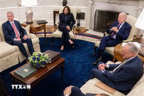 Tổng thống Mỹ Joe Biden (thứ 2, phải) trong cuộc họp với lãnh đạo lưỡng đảng tại Quốc hội về trần nợ công ngày 16/5/2023. (Ảnh: AFP/TTXVN)
