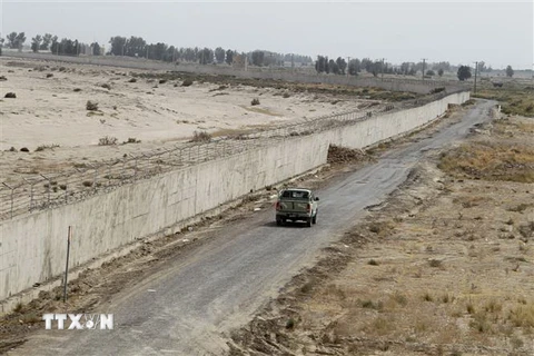 Lực lượng bảo vệ biên giới Iran tuần tra tại khu vực Milak, gần biên giới Iran-Afghanistan. (Ảnh: AFP/TTXVN)