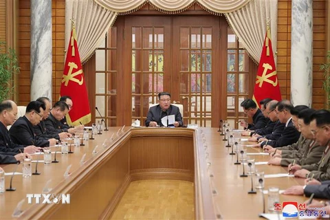 Nhà lãnh đạo Kim Jong-un (giữa) chủ trì phiên họp Bộ Chính trị của Đảng Lao động Triều Tiên tại Bình Nhưỡng ngày 30/11/2022. (Ảnh: Yonhap/TTXVN)