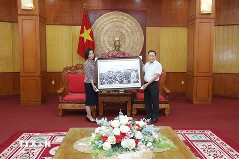 Tổng Giám đốc Thông tấn xã Việt Nam Vũ Việt Trang tặng bức ảnh Chủ tịch Hồ Chí Minh đến thăm Lạng Sơn cho Ủy ban Nhân dân tỉnh. (Ảnh: Anh Tuấn/TTXVN)