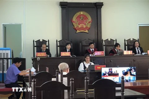 Hội đồng xét xử phiên tòa trực tuyến vụ án Vũ Thị Kim Anh vận chuyển trái phép chất ma túy. (Ảnh: Tuấn Kiệt/TTXVN)