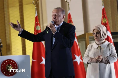 Tổng thống Thổ Nhĩ Kỳ Tayyip Erdogan phát biểu trước những người ủng hộ sau khi giành chiến thắng trong cuộc bầu cử Tổng thống vòng hai, tại Ankara ngày 29/5. (Ảnh: AFP/TTXVN)