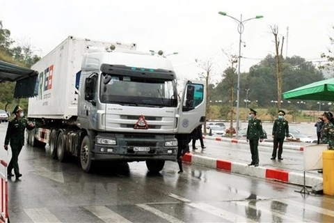 Xe chở nông sản xuất khẩu sang Trung Quốc tại cửa khẩu. (Nguồn: TTXVN)