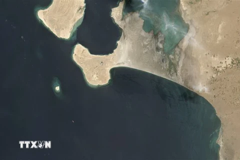Ảnh vệ tinh chụp bởi Công ty công nghệ Maxar cho thấy tàu chở dầu FSO Safer neo đậu ở ngoài khơi cảng Ras Isa, Yemen ngày 19/7/2020. (Ảnh: AFP/TTXVN)