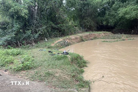 Khu vực bờ tràn thuộc địa phận tổ 2 (phường Trần Hưng Đạo, thành phố Kon Tum, tỉnh Kon Tum) xảy ra vụ đuối nước khiến hai cha con tử vong. (Ảnh: Khoa Chương/TTXVN)