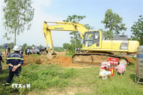 Phương tiện cơ giới được huy động tham gia cưỡng chế giải phóng mặt bằng. (Ảnh: Mạnh Khánh/TTXVN)