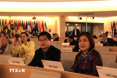 Đại sứ Lê Thị Tuyết Mai cùng Đoàn đại biểu Việt Nam tham dự hội nghị. (Ảnh: Trương Anh Tuấn/TTXVN)