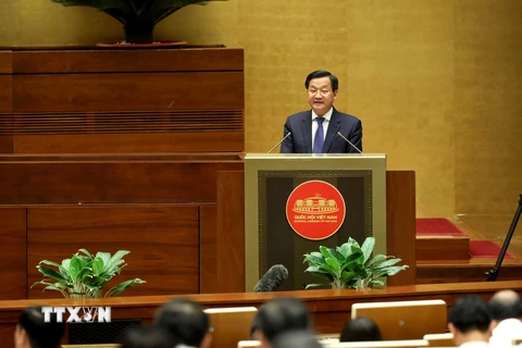 Phó Thủ tướng Lê Minh Khái báo cáo, giải trình một số vấn đề được Quốc hội, cử tri quan tâm. (Ảnh: An Đăng/TTXVN)