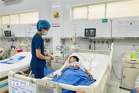 Bệnh nhi P.H.T đang được theo dõi sức khỏe tại bệnh viện sau khi bị nghi ngộ độc nấm mọc trên xác nhộng ve sầu. (Ảnh: Lê Xuân/TTXVN)