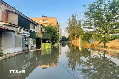 Cảnh ngập lụt tại thành phố Kherson, Ukraine sau vụ vỡ đập thủy điện Kakhovka, ngày 6/6. (Ảnh: Kyodo/TTXVN)