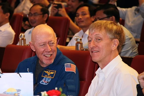 Ông Michael A. Baker - cựu phi hành gia NASA, cựu thuyền trưởng Hải quân Hoa Kỳ (bên trái) và tiến sỹ Josef Schmid, phẫu thuật gia và bác sỹ gia đình của NASA là 2 nhân vật góp mặt tại Tuần lễ NASA Việt Nam Bình Định năm 2023. (Nguồn: Báo Bình Định)
