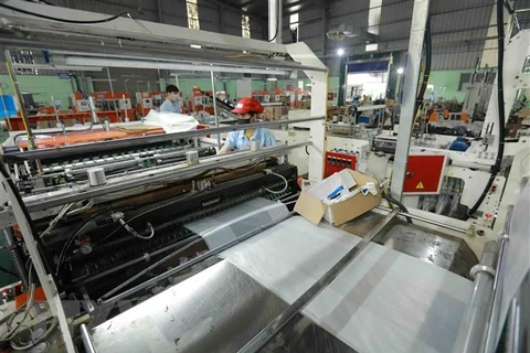 Một dây chuyền sản xuất túi nhựa xuất khẩu. (Ảnh minh họa: Vũ Sinh/TTTXVN)