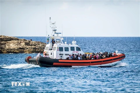 Tàu chở người di cư tới nơi tiếp nhận tạm thời trên đảo Lampedusa, Italy, ngày 11/7/2022. (Ảnh: AFP/TTXVN)