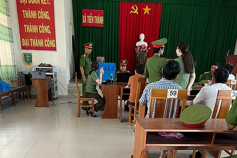 Lực lượng công an công bố các quyết định tại Hội trường Ủy ban Nhân dân xã Tiến Thành. (Nguồn: Báo Bình Thuận)