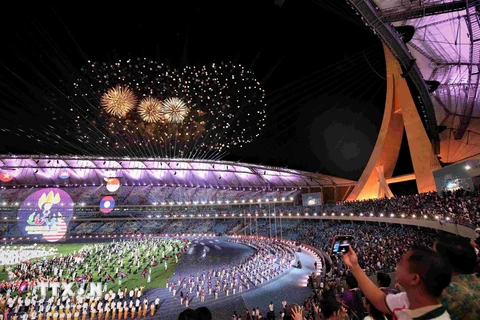 Campuchia khép lại kỳ ASEAN Para Games 12 đáng nhớ với lời chào ấn tượng. (Ảnh: Huỳnh Thảo/TTXVN)