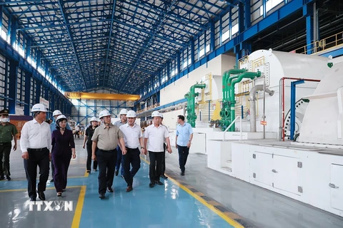Thủ tướng Phạm Minh Chính đến kiểm tra tình hình sản xuất và cung ứng điện tại Công ty Nhiệt điện Mông Dương. (Ảnh: Dương Giang/TTXVN)