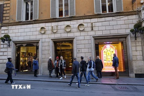 Cửa hàng của hãng thời trang xa xỉ Gucci tại Rome, Italy. (Ảnh: AFP/TTXVN)