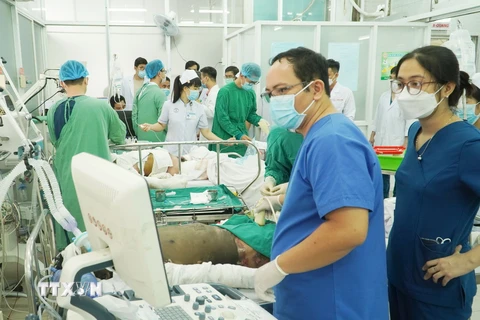 Các y bác sỹ Khoa Cấp cứu, Bệnh viện Chợ Rẫy Thành phố Hồ Chí Minh tích cực cấp cứu cho các nạn nhân bị bỏng nặng. (Ảnh: TTXVN phát)