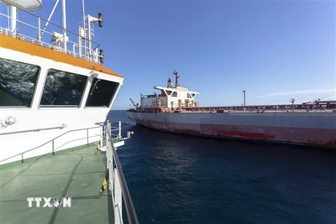 Tàu Ndeavor của Công ty SMIT Salvage (trái) được triển khai để chuẩn bị cho các hoạt động xử lý tàu FSO Safer ở khu vực ngoài khơi Yemen ngày 30/5. (Ảnh: AFP/TTXVN)