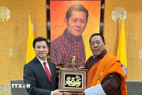 Đại sứ đặc mệnh toàn quyền Việt Nam tại Ấn Độ kiêm nhiệm Nepal và Bhutan Nguyễn Thanh Hải gặp và tặng quà Chủ tịch Hạ viện Bhutan Wangchuk Namgyel. (Ảnh: TTXVN phát)