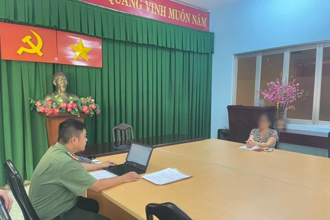 Công an làm việc với bà T.H.L. vì đăng thông tin sai sự thật về vụ việc ở Đắk Lắk. (Ảnh do Công an cung cấp)