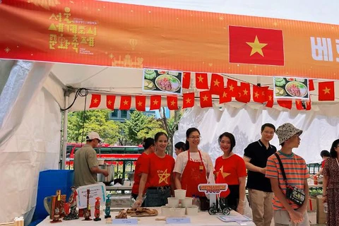 Quầy hàng ẩm thực của Đại sứ quán Việt Nam. (Nguồn: Ajunews)