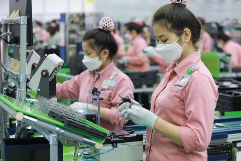 Nhân viên Samsung Việt Nam bên dây chuyền sản xuất. (Ảnh: Vietnam+)