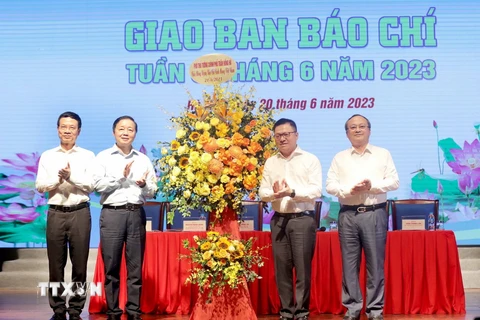 Phó Thủ tướng Trần Hồng Hà chúc mừng các cơ quan báo chí nhân Ngày Báo chí Cách mạng Việt Nam. (Ảnh: Phương Hoa/TTXVN)