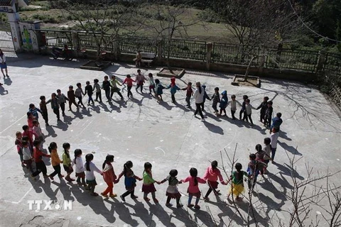 Tổ chức hoạt động vui chơi ngoài trời với các trò chơi dân gian giúp cho học sinh dân tộc thiểu số có điều kiện giao tiếp với nhau bằng tiếng Việt một cách mạnh dạn, tự tin hơn. (Ảnh: Quý Trung/TTXVN)