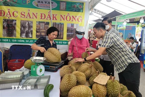 Sầu Riêng Đắk Nông được bày bán tại hội chợ. (Ảnh: Phương Anh/TTXVN)