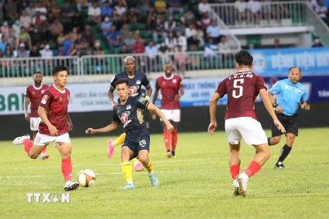 Các cầu thủ của Hoàng Anh Gia Lai dù đã rất nỗ lực nhưng vẫn không thể xuyên thủng mảnh lưới của Câu lạc bộ Bóng đá Thành phố Hồ Chí Minh. (Ảnh: Quang Thái/TTXVN)