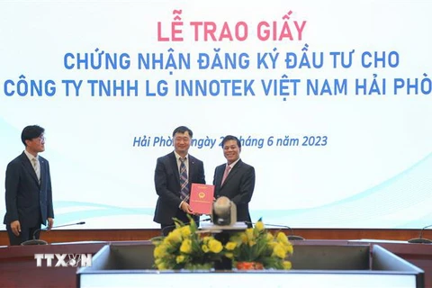 Ông Park Hong Keun, Tổng Giám đốc Công ty TNHH LG Innotek Việt Nam Hải Phòng nhận Giấy chứng nhận đăng ký đầu tư từ Chủ tịch Ủy ban Nhân dân thành phố Hải Phòng Nguyễn Văn Tùng. (Ảnh: Minh Thu/TTXVN)