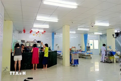 Các bệnh nhân nghi ngộ độc thực phẩm được điều trị tại Bệnh viện 199. (Ảnh: TTXVN phát)